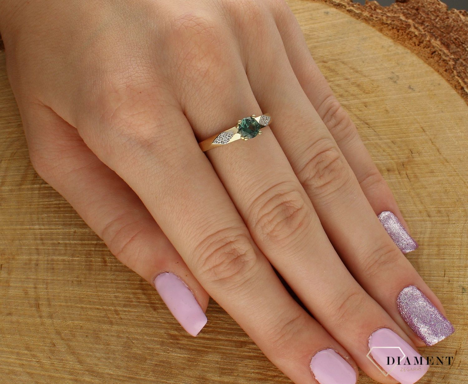 Złoty pierścionek 333 z zieloną cyrkonią zaręczynowy PI 6048C 333jkj.jpg